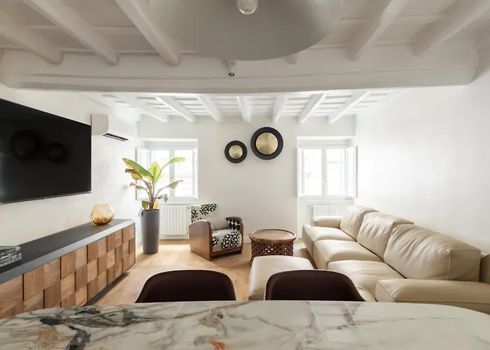 Elegance And Charm In Splendid Via Giulia